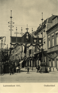 221832 Gezicht in het versierde Oudkerkhof te Utrecht, onderdeel van de festiviteiten bij het 55e lustrum (275-jarig ...